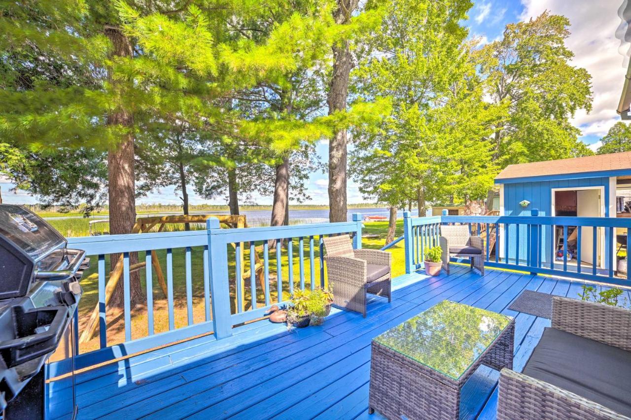 Lakefront Getaway With Kayaks And Deck Holiday home *