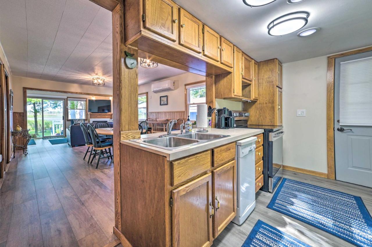Lakefront Getaway With Kayaks And Deck Holiday home East Tawas